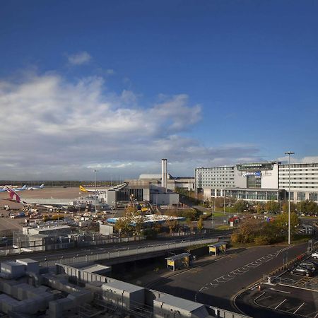 Radisson Blu Manchester Airport Hale (Greater Manchester) Exterior foto The hotel from the airport
