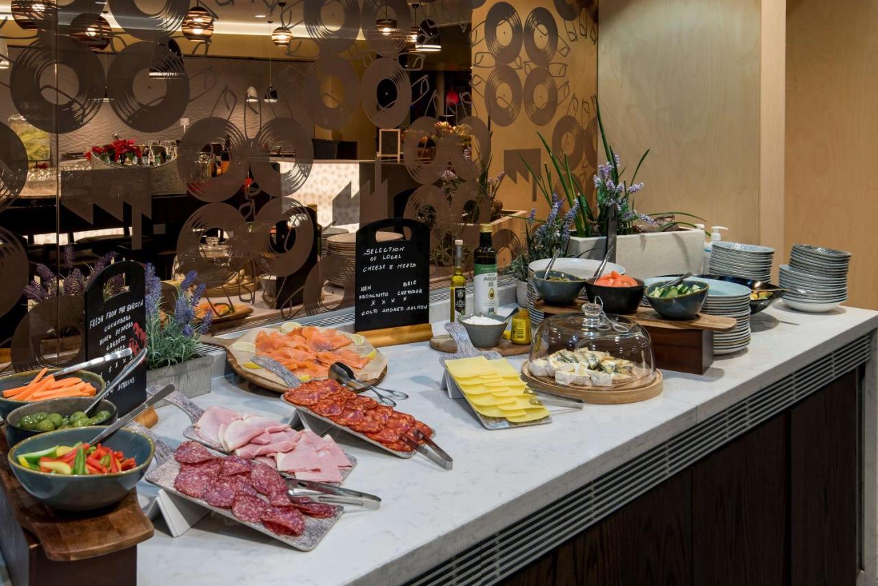 Radisson Blu Manchester Airport Hale (Greater Manchester) Exterior foto Breakfast buffet at the hotel