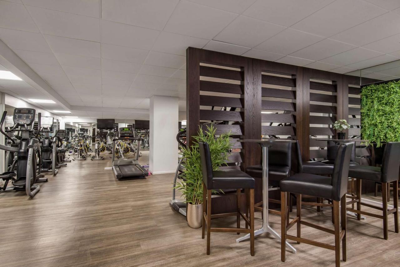 Radisson Blu Manchester Airport Hale (Greater Manchester) Exterior foto The interior of a modern gym