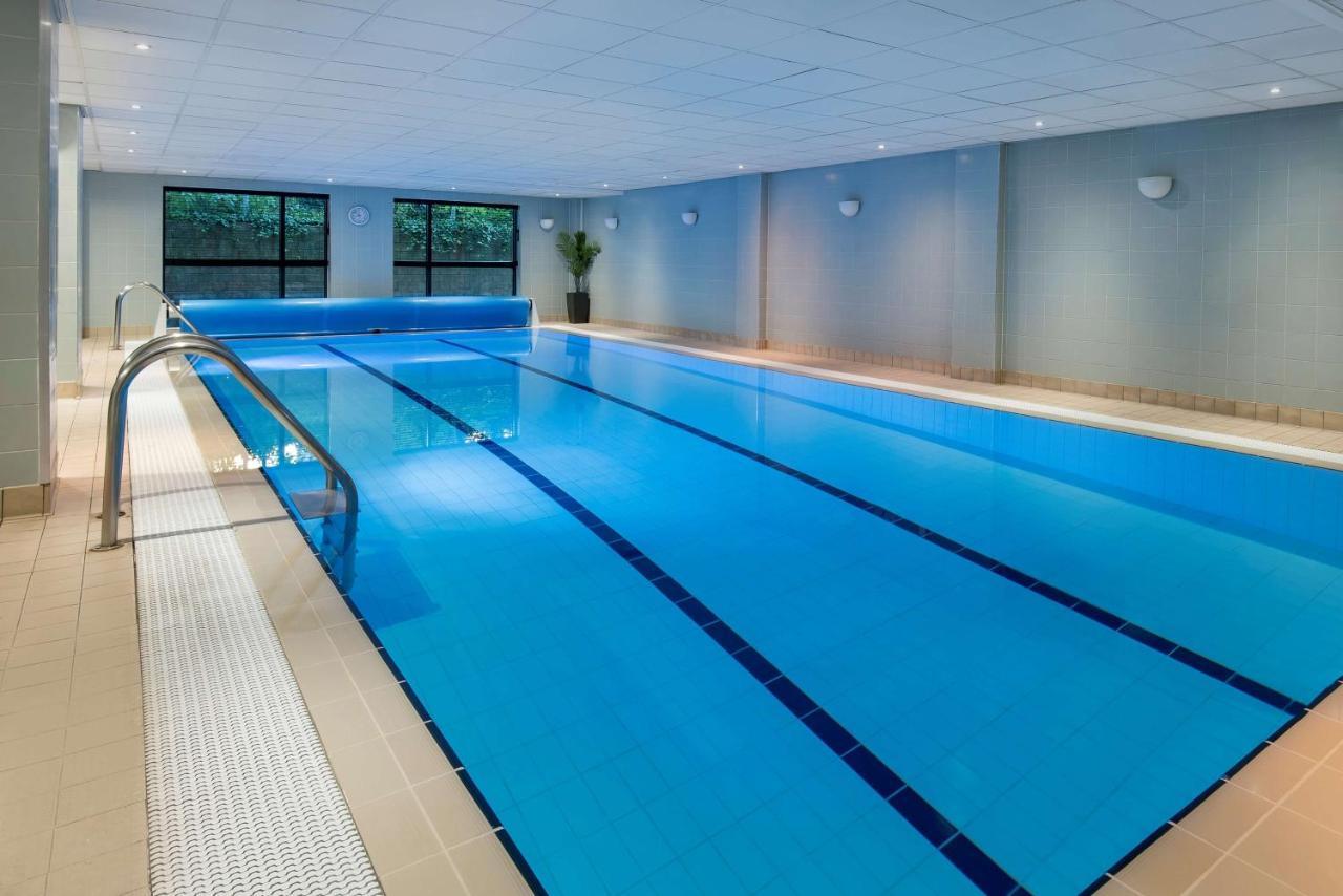 Radisson Blu Manchester Airport Hale (Greater Manchester) Exterior foto Swimming pool
