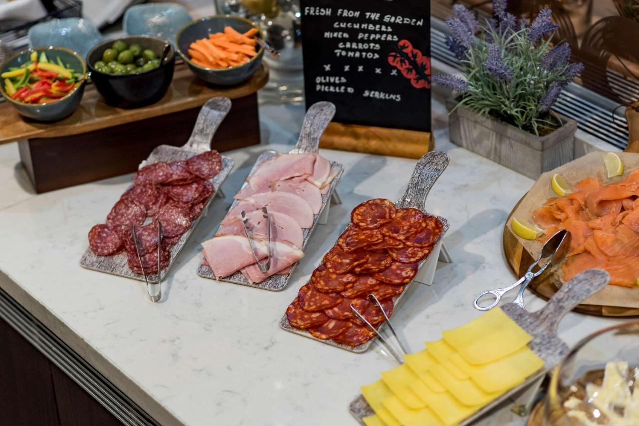 Radisson Blu Manchester Airport Hale (Greater Manchester) Exterior foto A buffet at a hotel