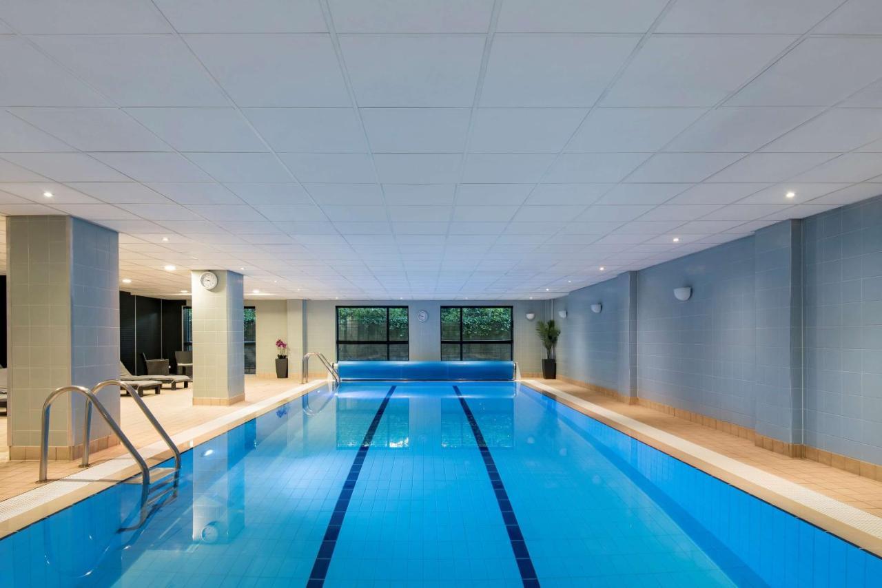 Radisson Blu Manchester Airport Hale (Greater Manchester) Exterior foto Swimming pool