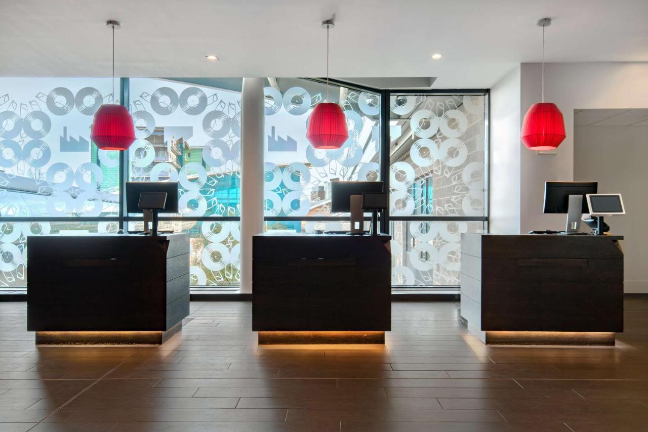 Radisson Blu Manchester Airport Hale (Greater Manchester) Exterior foto Reception desk at the airport