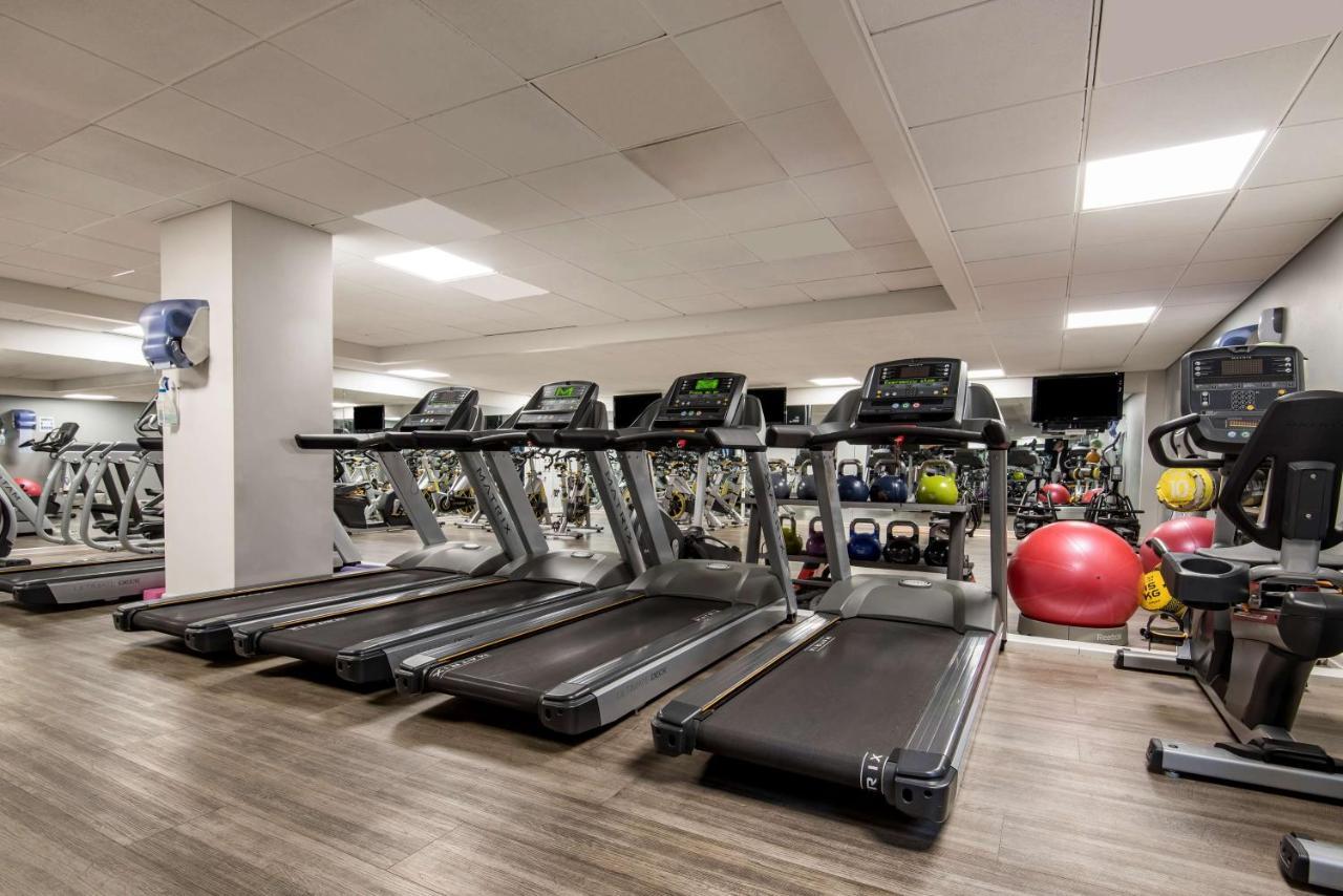 Radisson Blu Manchester Airport Hale (Greater Manchester) Exterior foto Treadmills in a gym