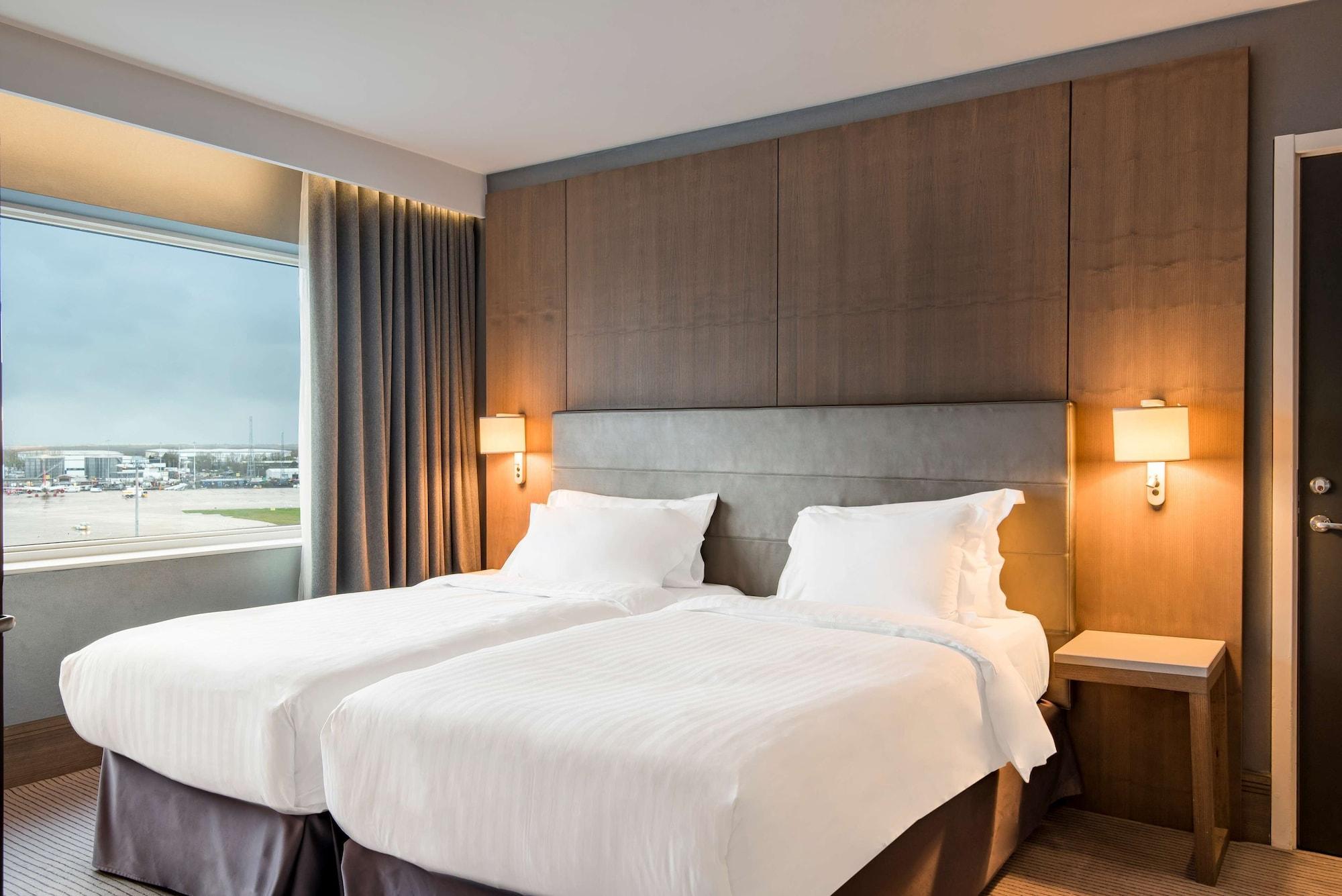 Radisson Blu Manchester Airport Hale (Greater Manchester) Exterior foto Room at the airport