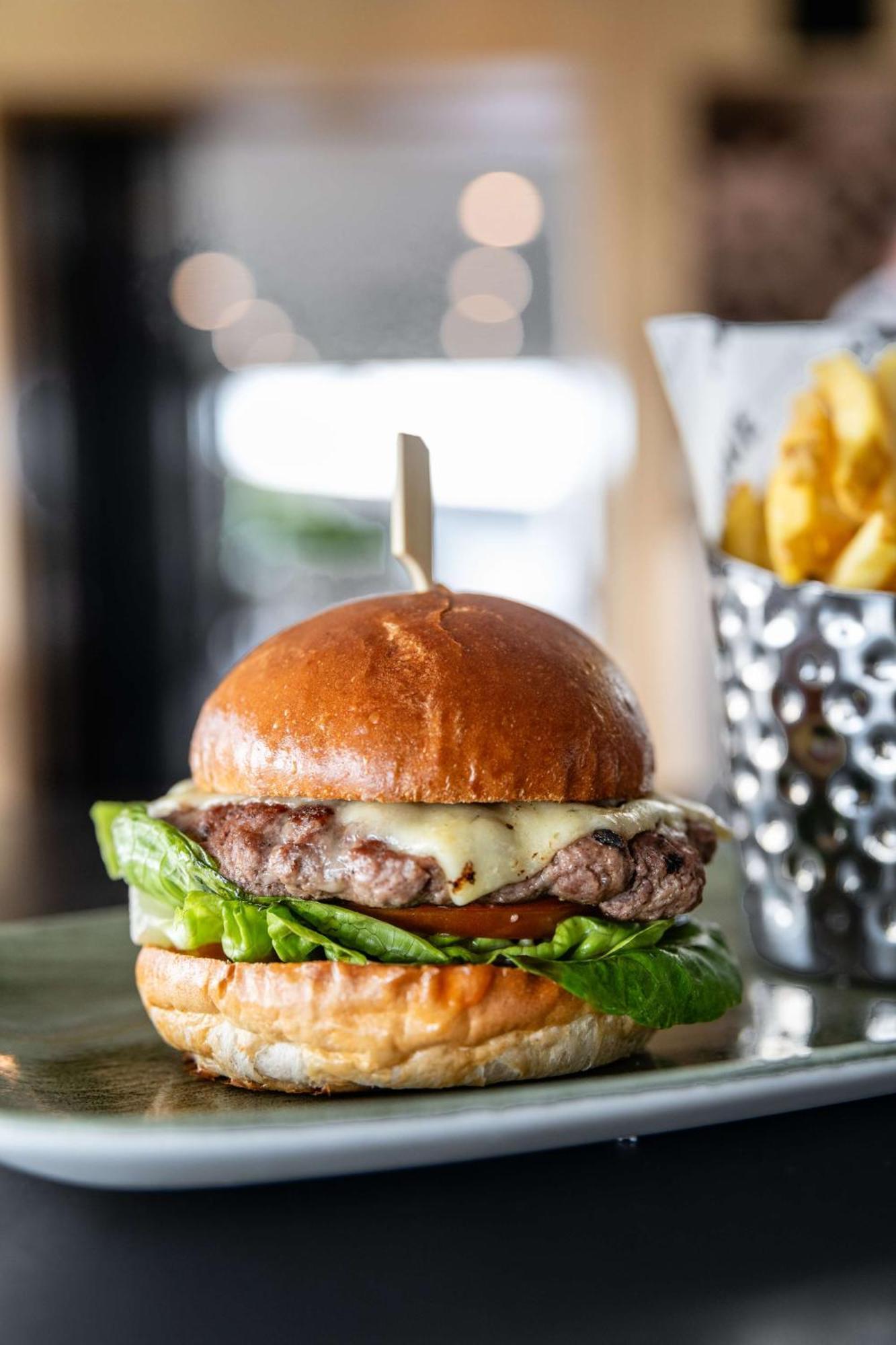 Radisson Blu Manchester Airport Hale (Greater Manchester) Exterior foto A vegan burger