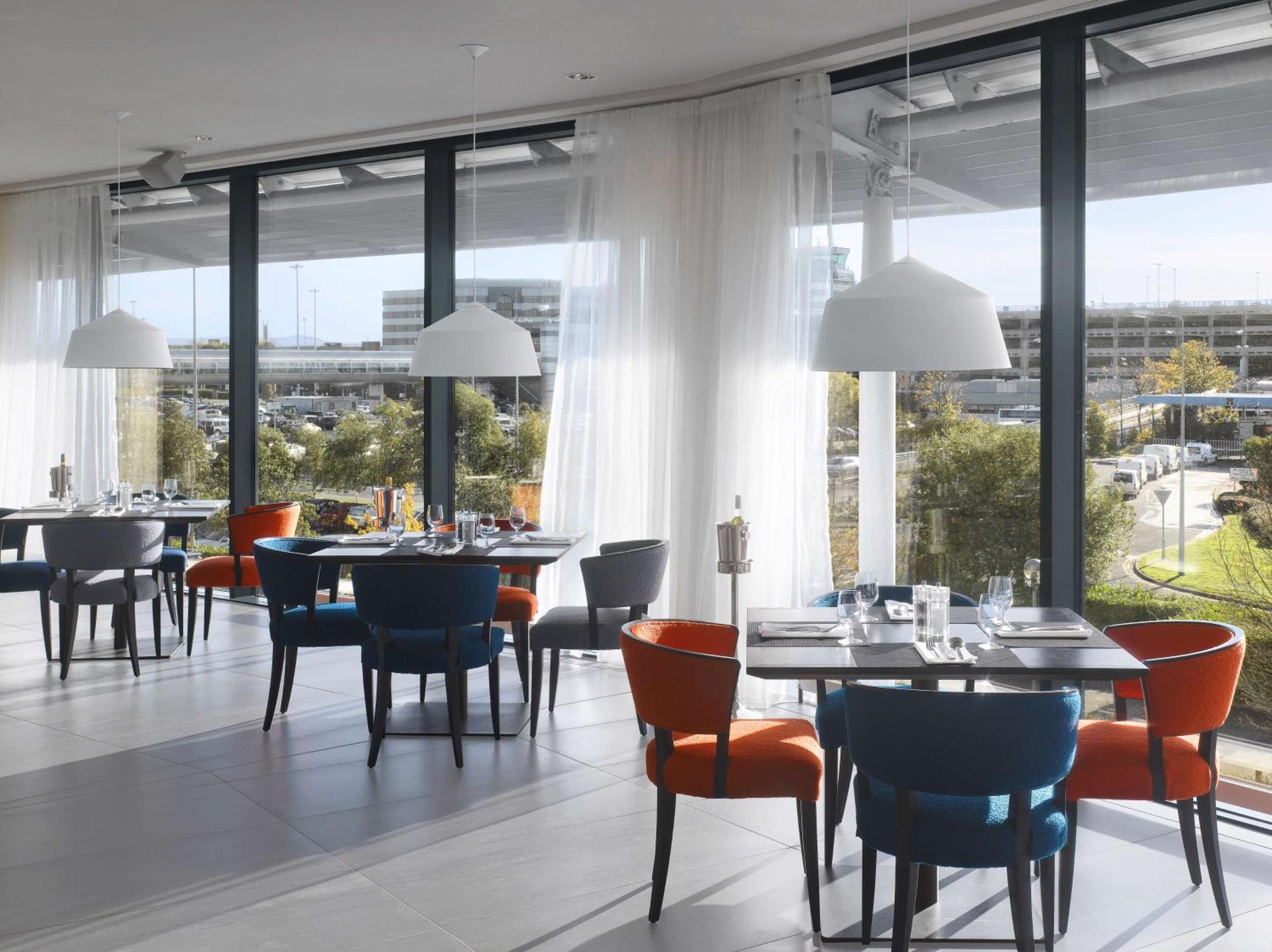 Radisson Blu Manchester Airport Hale (Greater Manchester) Exterior foto The restaurant at the airport