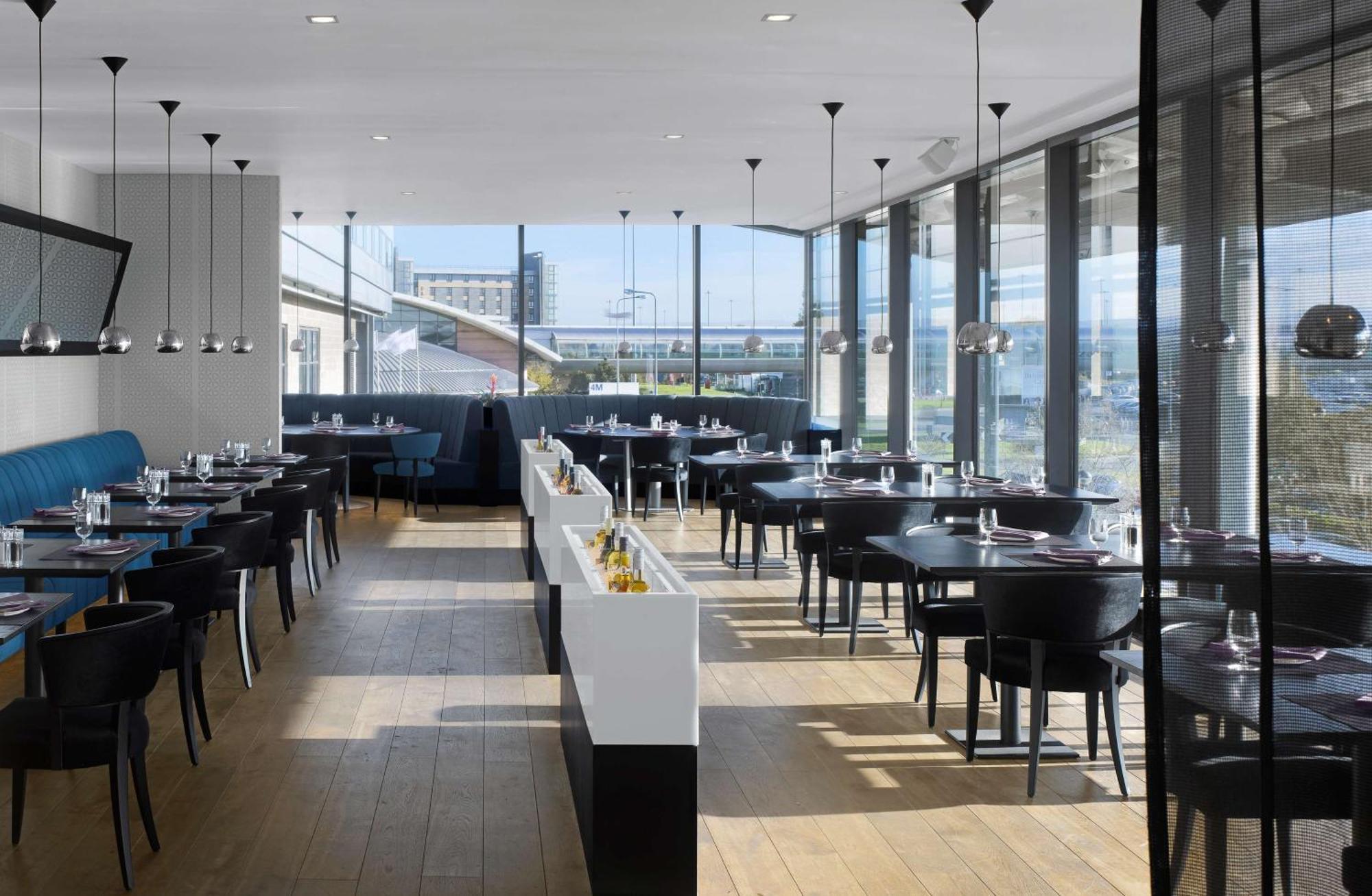 Radisson Blu Manchester Airport Hale (Greater Manchester) Exterior foto The interior of the restaurant